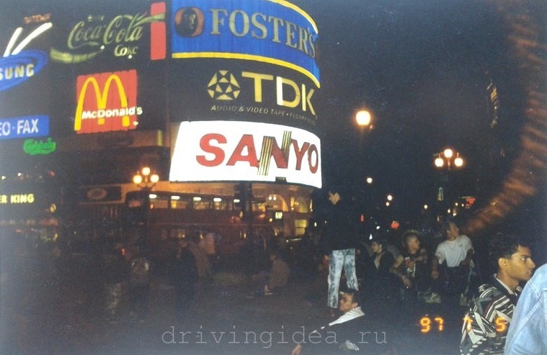 Punks in Piccadilly Circus - My, London, Piccadilly, Punks, Eros, The statue, Moscow, The photo, Туристы, Longpost, Sculpture