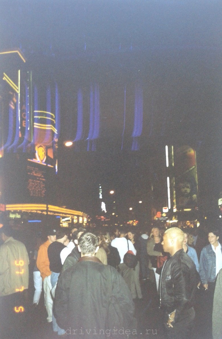 Punks in Piccadilly Circus - My, London, Piccadilly, Punks, Eros, The statue, Moscow, The photo, Туристы, Longpost, Sculpture