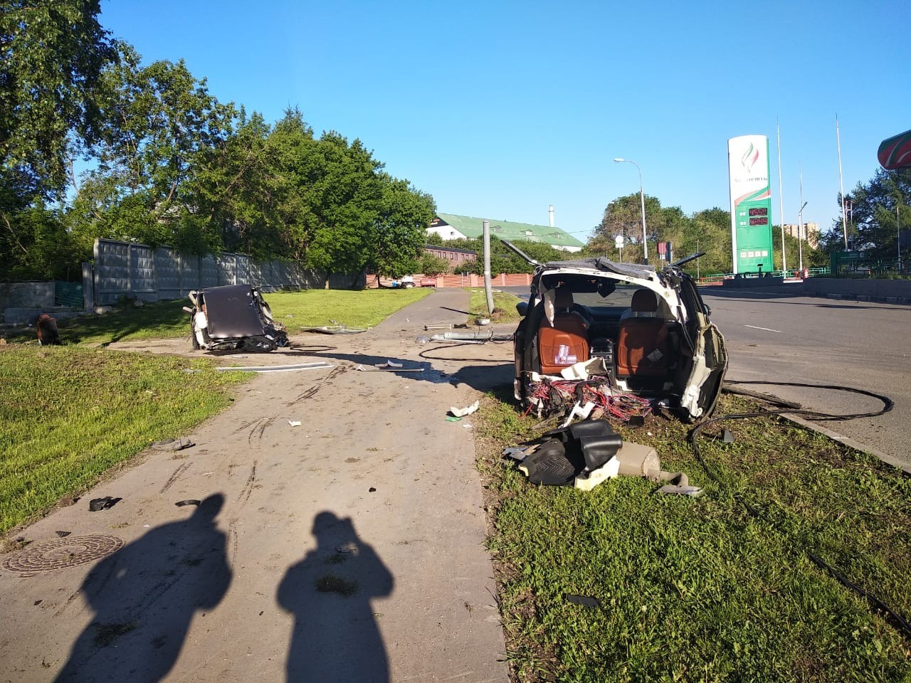 The car was torn in half in the accident, but the passengers were not injured. - My, Crash, Moscow, Car, Longpost