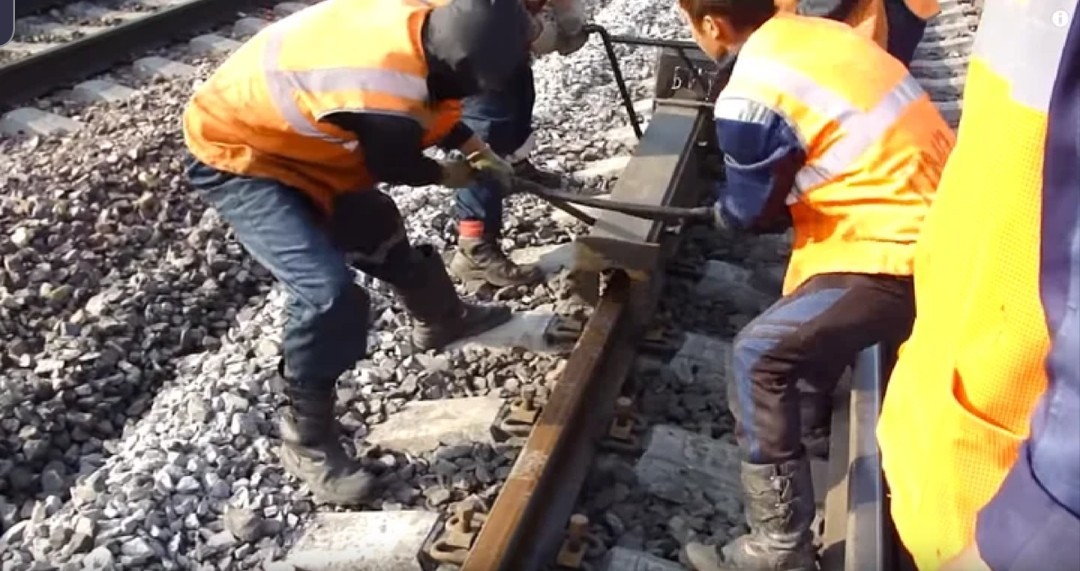 The wall-beaten gun of the railroad workers. Nanotechnologies of the 21st century! - Railway, Hard work, , , Video, Longpost, How is it done