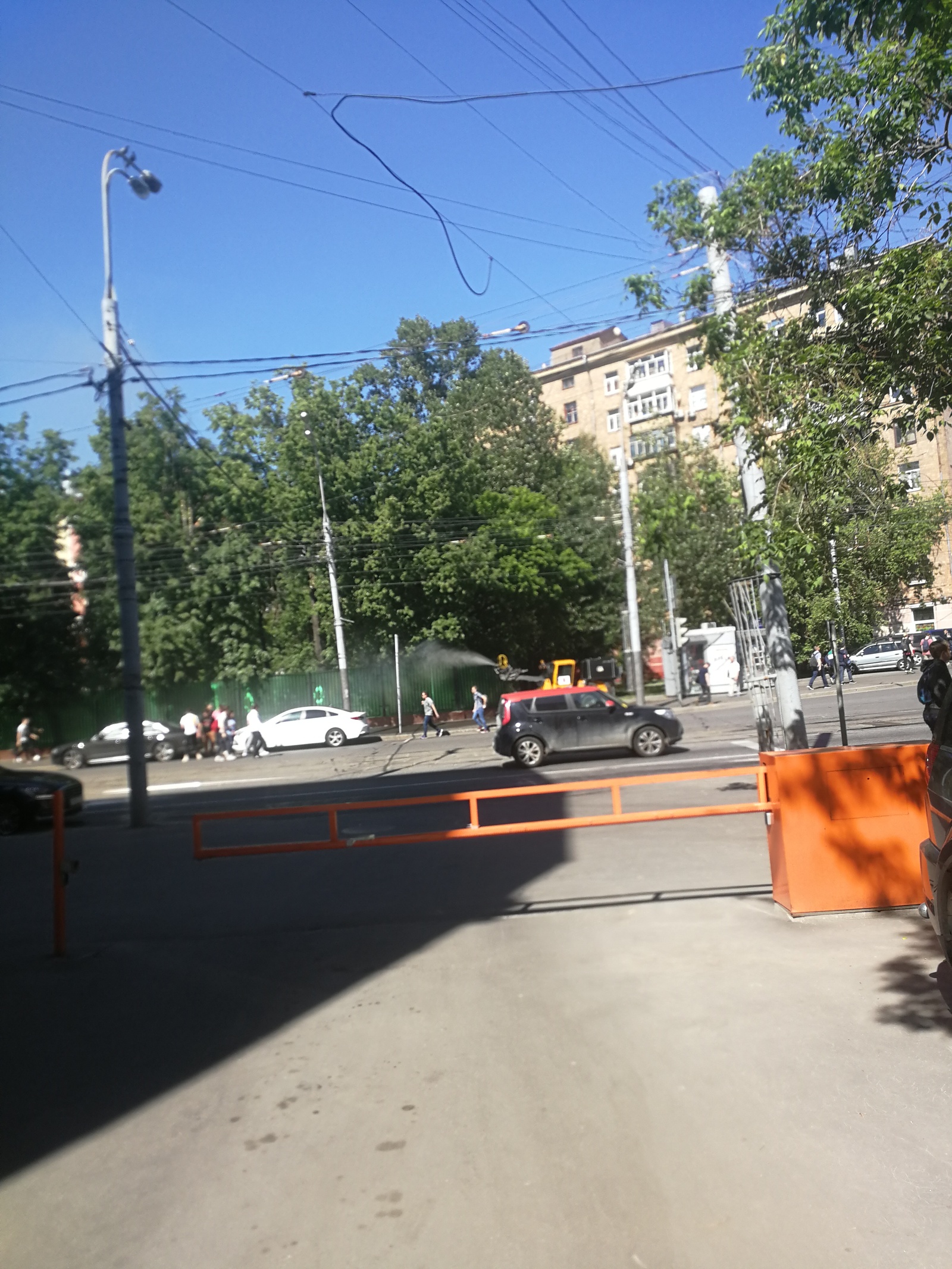 Trees and pedestrians are being sprayed in Moscow - My, Summer, Heat, Utility services, Longpost