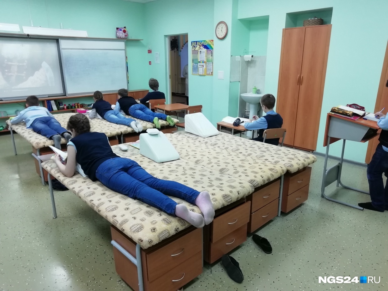 At school, children were allowed to study lying down. - Posture, , Longpost, Experiment