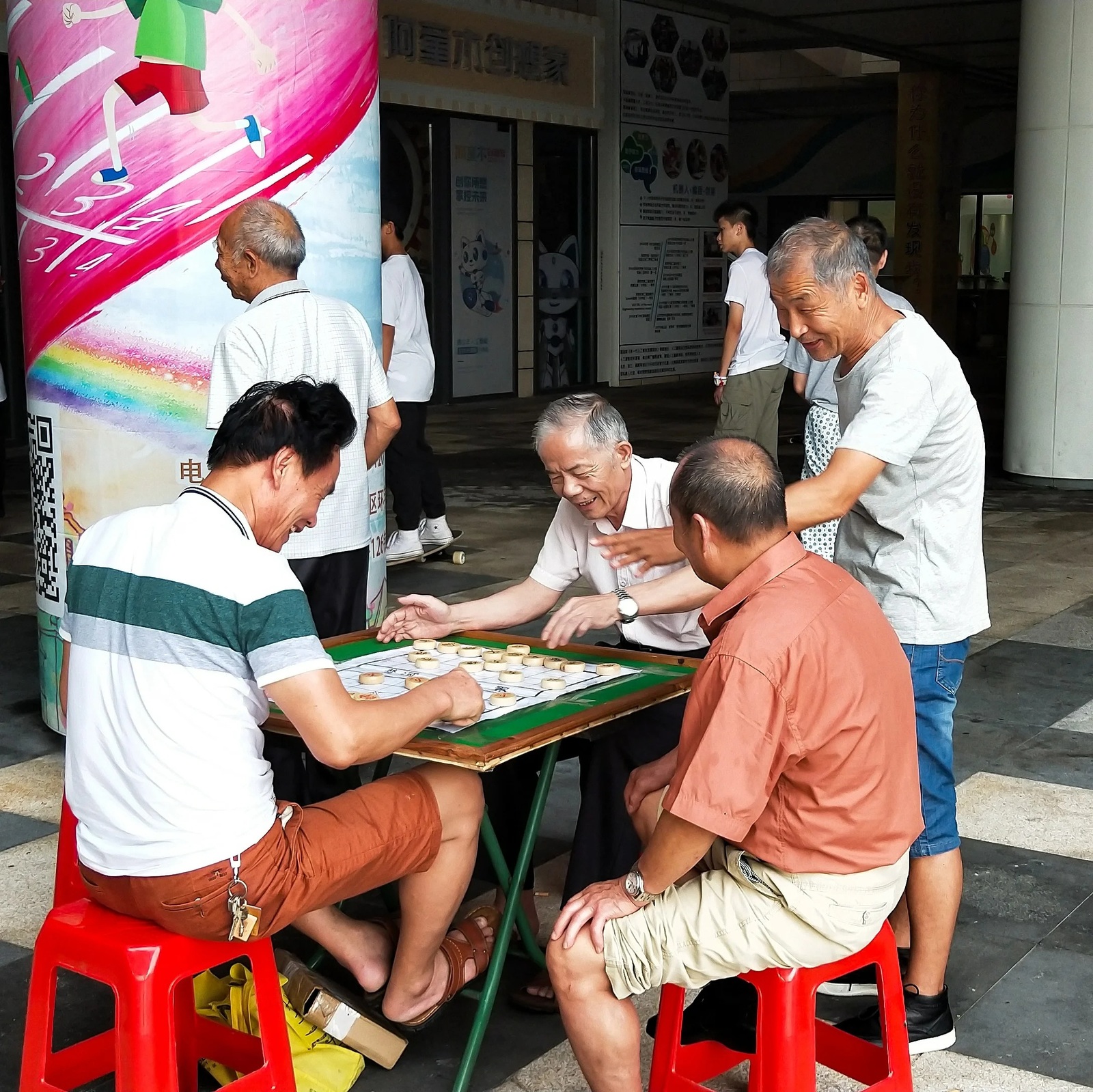 китайцы играют в карты