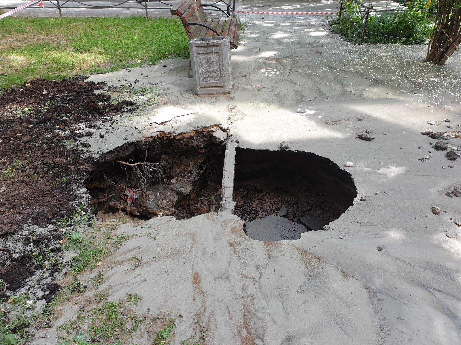 Pipe burst at Bestuzhevskaya - My, Pipe break, Housing and communal services, Crash, Потоп, Saint Petersburg, Swamp, Repair, Video, Longpost