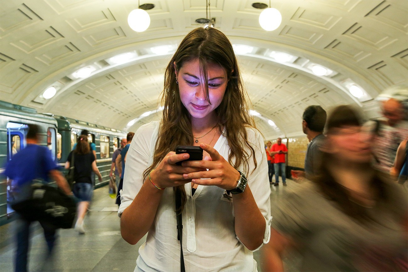 Го в метро. Люди с телефонами в метро. Смартфон в метро. Девушка с телефоном в метро. Люди в метро сидят в телефонах.