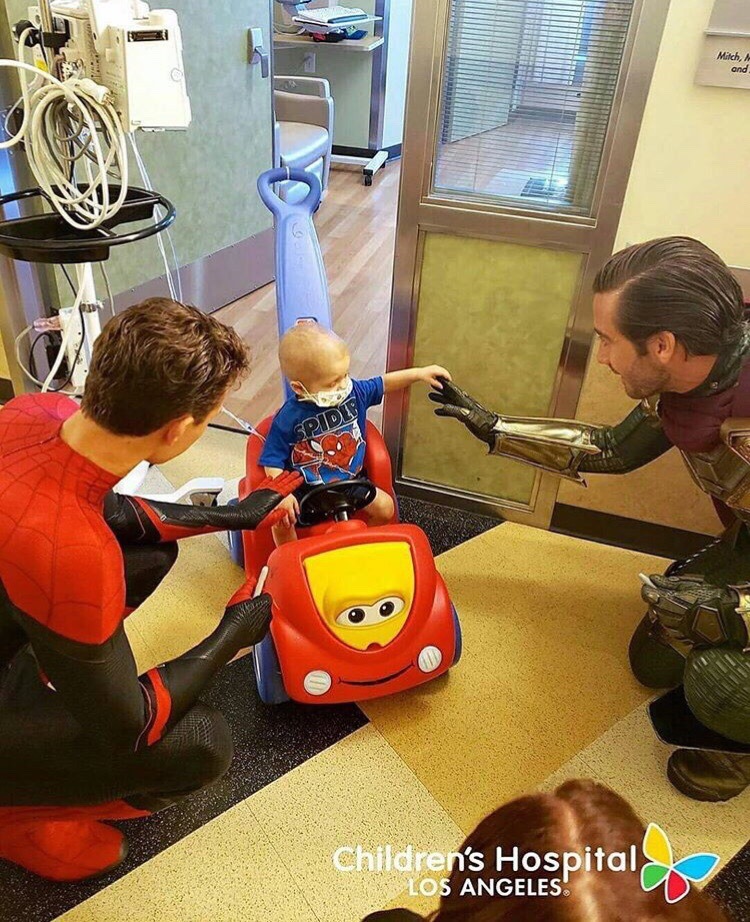 Jake Gyllenhaal, Tom Holland and Zendaya visited the children's hospital and looked very cute - Tom Holland, Spider-Man: Far From Home, Marvel, Spiderman, Hospital, Jake Gyllenhaal, Video, Longpost