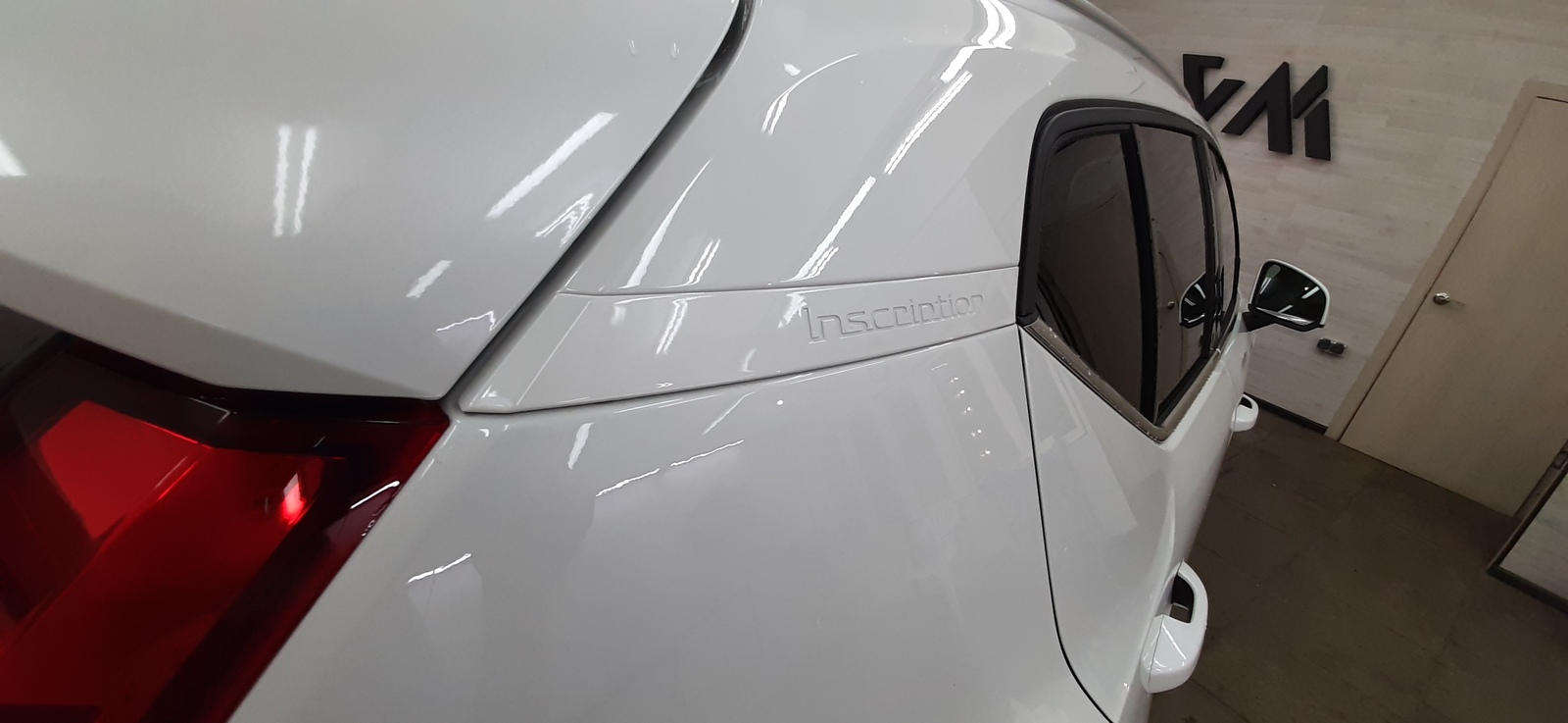 Volvo XC-40 inscription. Черный верх, белый низ и немного брони. - Моё, Автовинил, Полиуретан, Детейлинг, Оклейка авто, Пленка, Винил, Volvo, Москва, Длиннопост