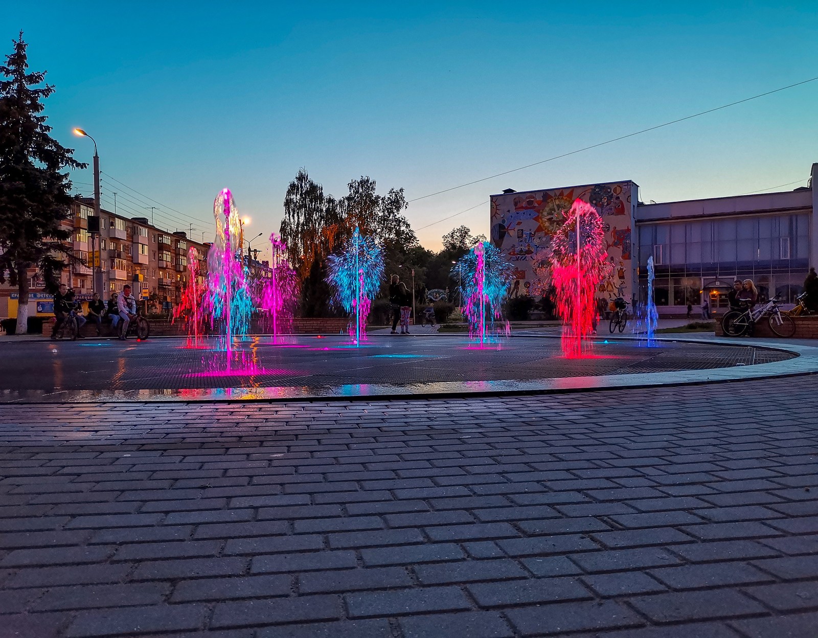 Night sketches - My, Mobile photography, Huawei mate 20, Night, Fountain, Video, A bike, Longpost, Dzerzhinsk