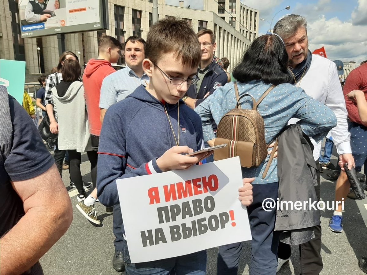 Жданов выводит под руку типа ослабевшую с голодухи Соболь. Блятский цирк! |  Пикабу