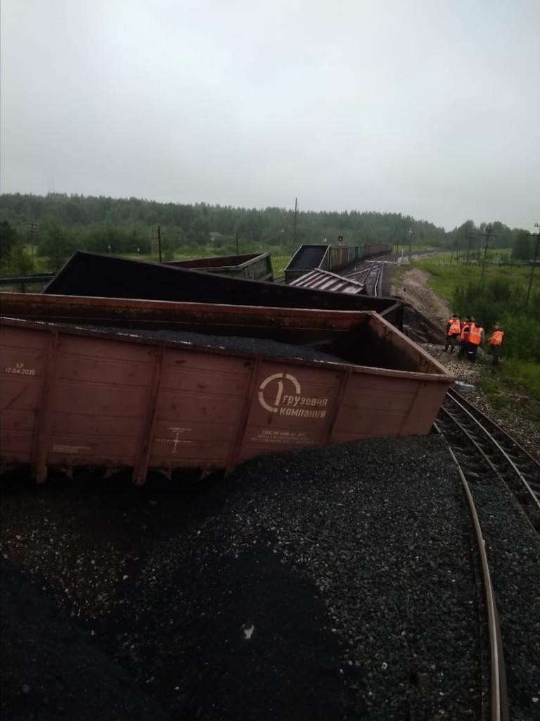 In the Republic of Komi, 50 meters of the track was washed away at the Kerki station, 23 tail cars left the track near the freight train - My, Russian Railways, State of emergency, Water, Flood, Longpost, Railway