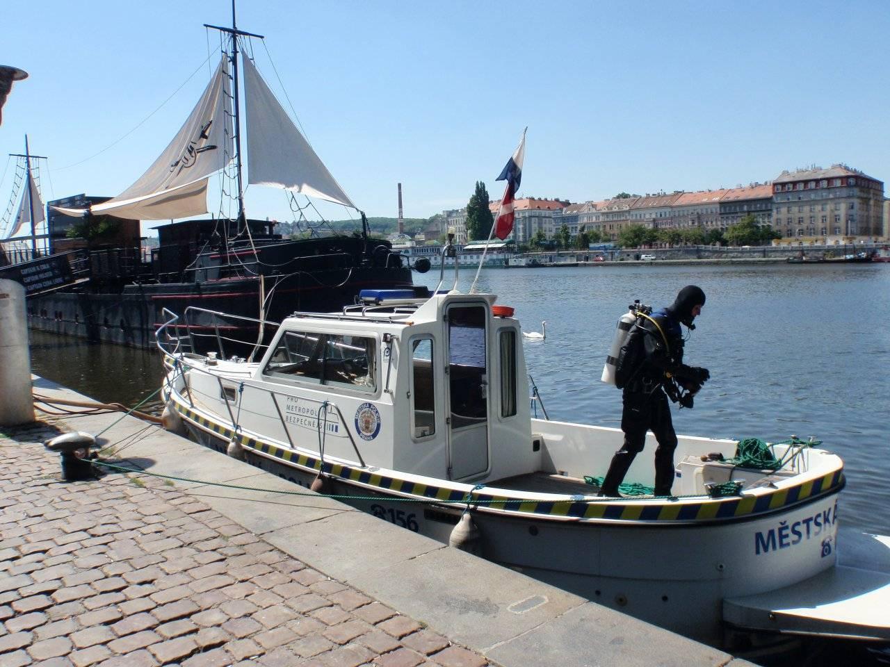 police officers with a human face - Police, Fire, Diver, Video, Longpost, Czech