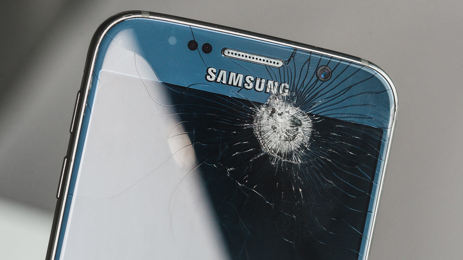 Samsung galaxy s3 замена. Самсунг галакси а 7 разбити экран. Samsung s7 разбитый. Самсунг галакси с10 с разбитым экраном. Разбитый Samsung Galaxy s6.
