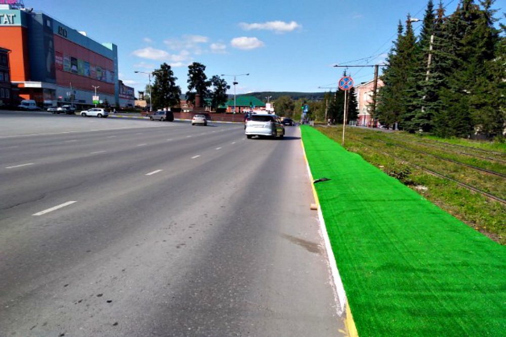 In Zlatoust, Chelyabinsk region, storm drains along the highway were covered with carpet. - Zlatoust, Rainstorm, Carpet, Officials, Potemkin villages, Marasmus