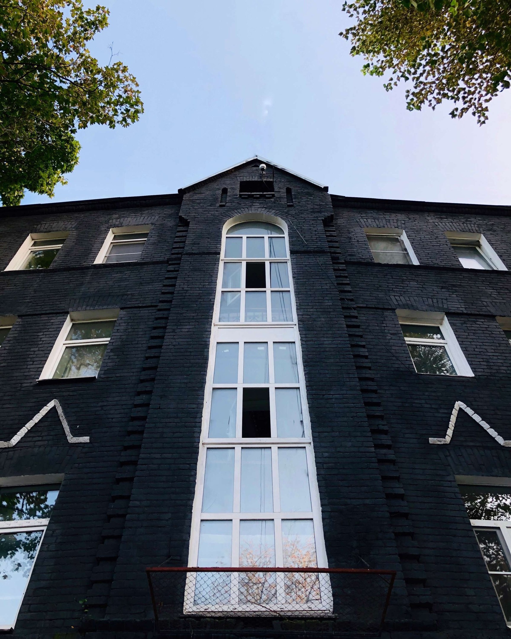 In 2017, the residents of house number 14 in Starokirochny Lane decided to repaint it. And they chose not the most obvious color for Moscow - black - The photo, House, Moscow, Black, beauty, Interesting, Longpost