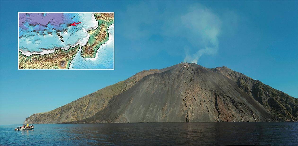 Favorite place of tourists, Stromboli volcano, did not sleep even two months - Eruption, Seismic tomography, GIF, Volcano, , Italy, Stromboli volcano