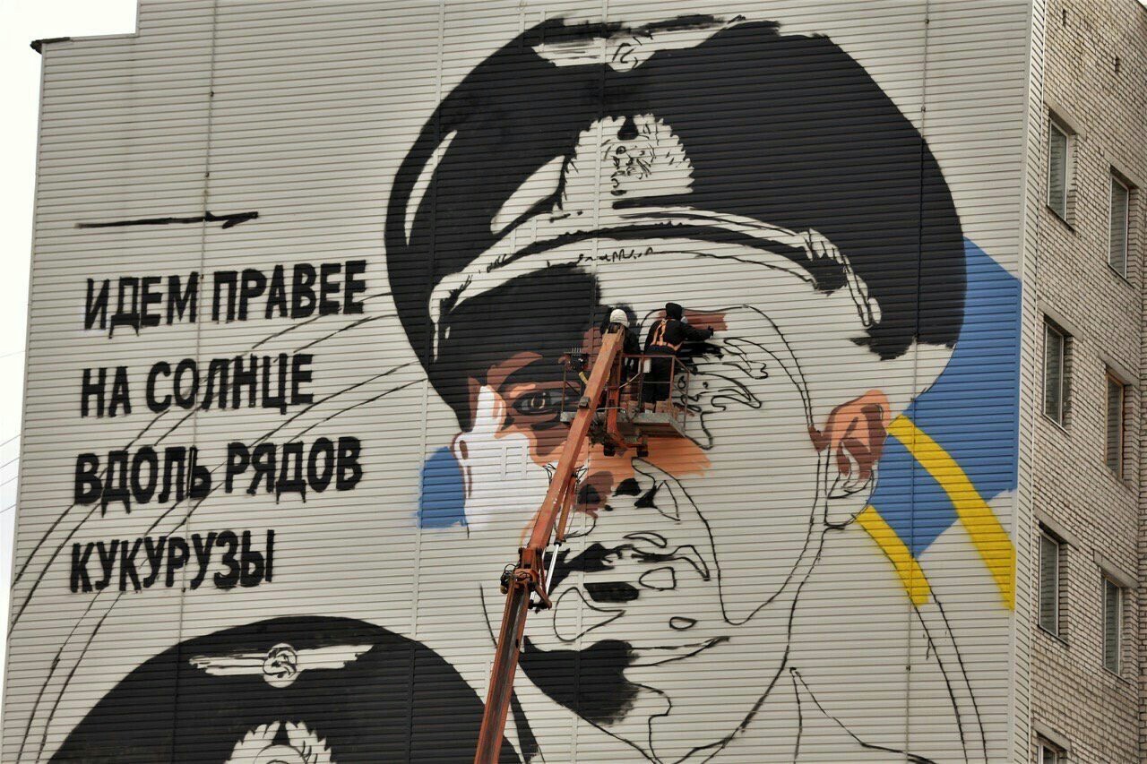 The feat of the A321 pilots, who landed the plane in a corn field, was immortalized on the wall of a house in Surgut - Surgut, Graffiti, Ural Airlines, Airbus A321, Longpost