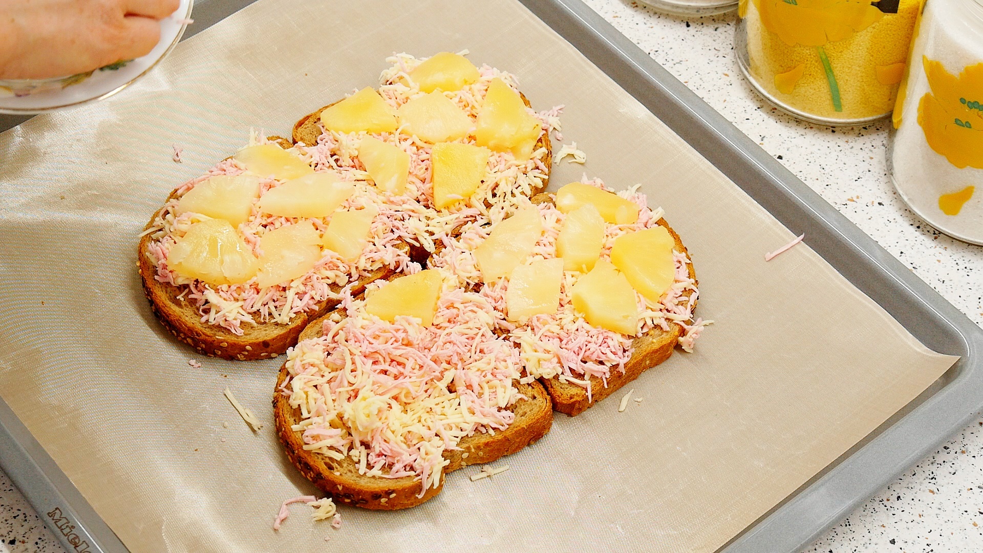 Бутерброды с ананасом ветчиной и сыром в духовке