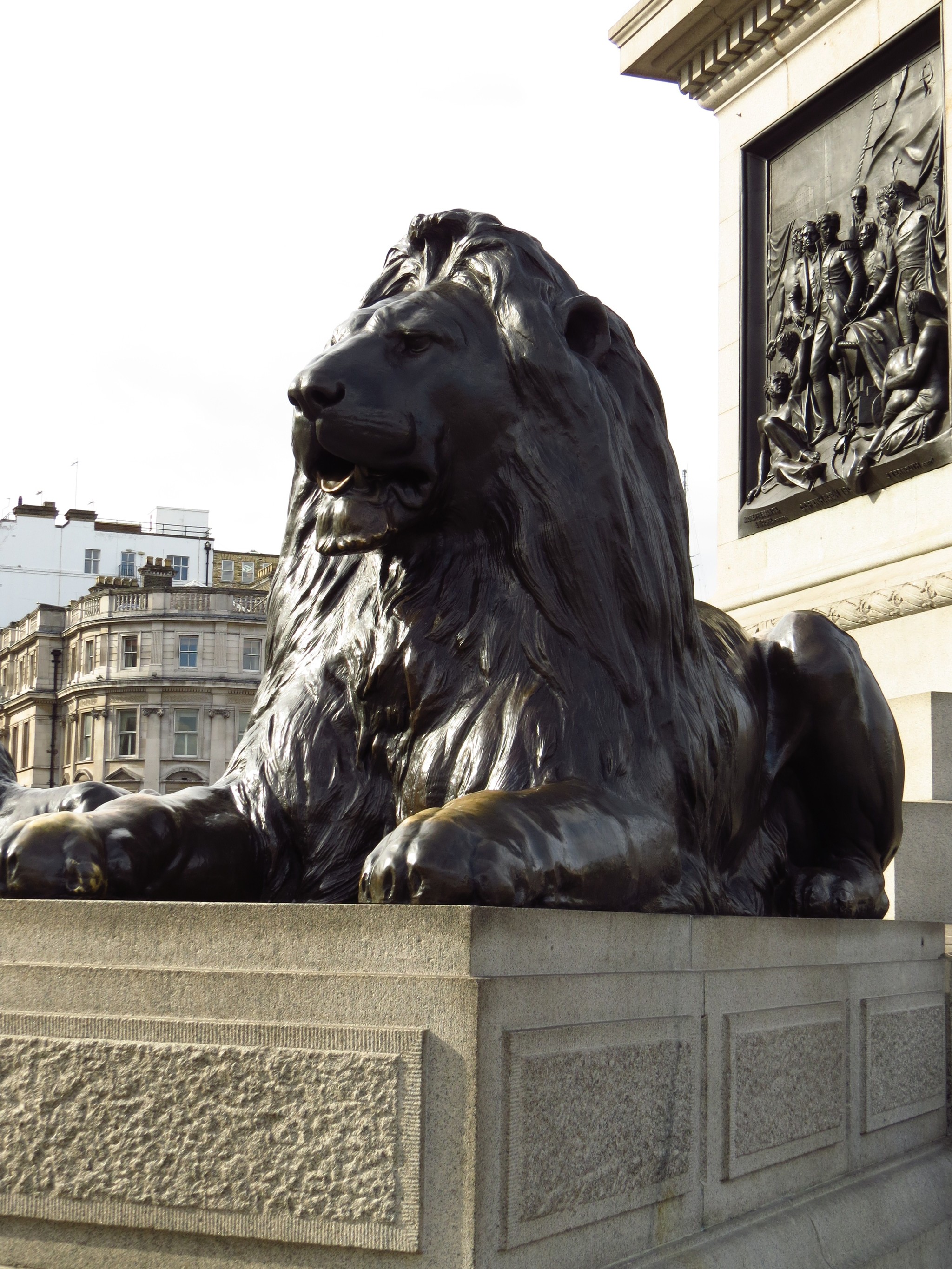 Лев лондон. Статуи Львов в Лондоне. Статуя Льва. London Лев статуе. Трафальгарская площадь львы.