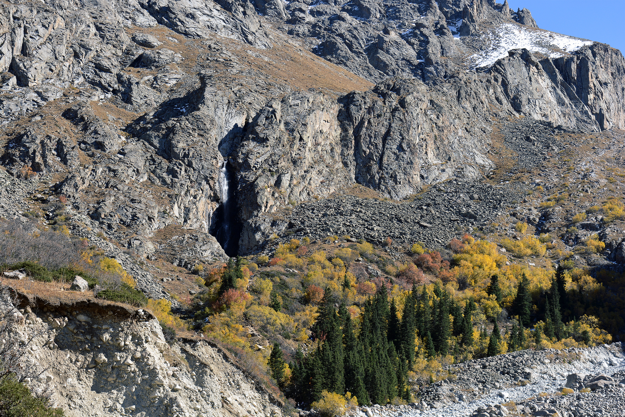 A few autumn mountains of Kyrgyzstan, Ala-Archa natural park, on the way to the Ak-Sai waterfall. - My, The mountains, The photo, Kyrgyzstan, Ala-Archa, Waterfall, Longpost, Landscape