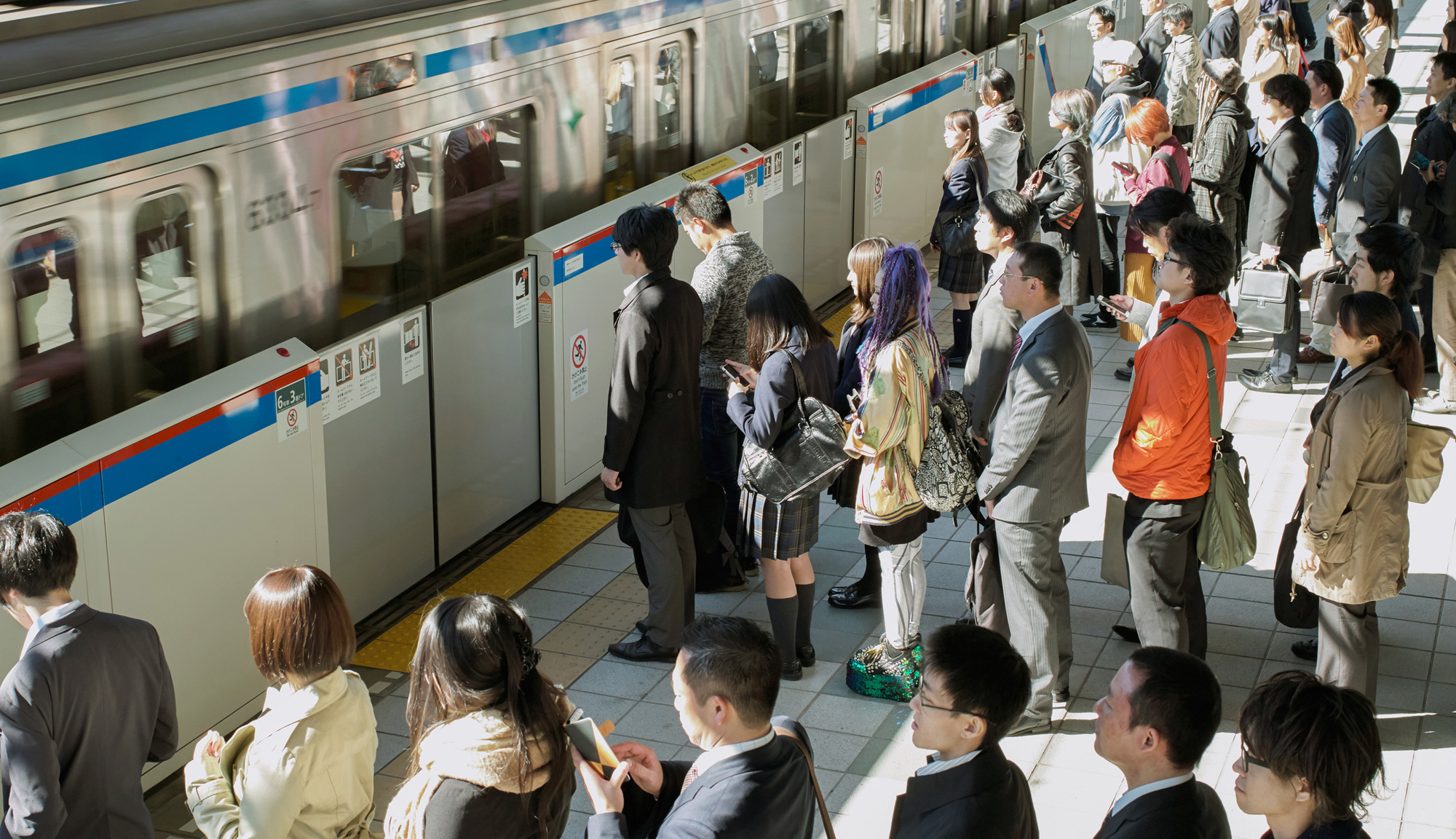 Японское метро. Японцы в метро. Метро в Японии. Очередь в метро в Японии. Японцы в очереди.
