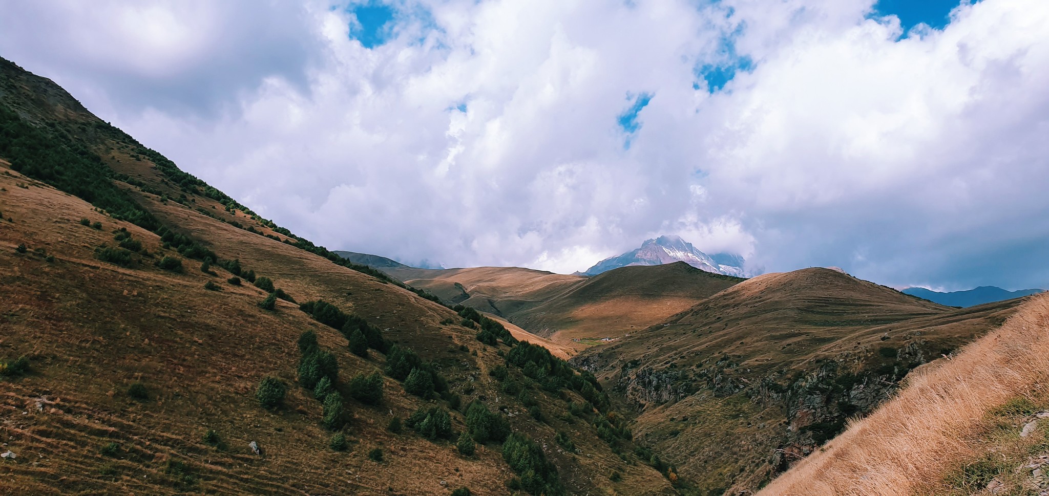 Traveling in Georgia. Walking in Gergeti - My, Walk, The mountains, Georgia, The photo, Tourism, Nature, Travels, Longpost