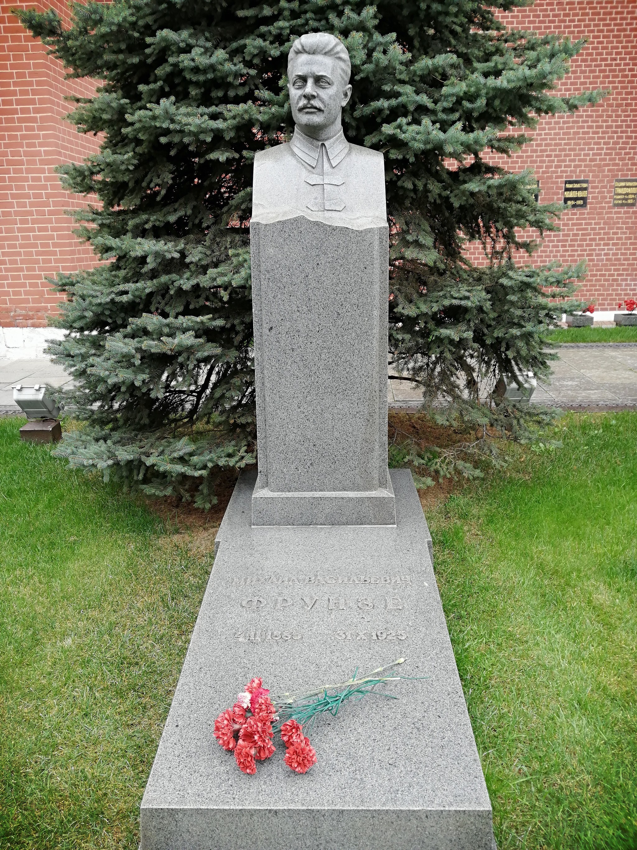 Graves of legendary figures. Necropolis near the Kremlin wall in Moscow. - My, Necropolis, Stalin, Yuri Gagarin, Prominent figures, To be remembered, Longpost