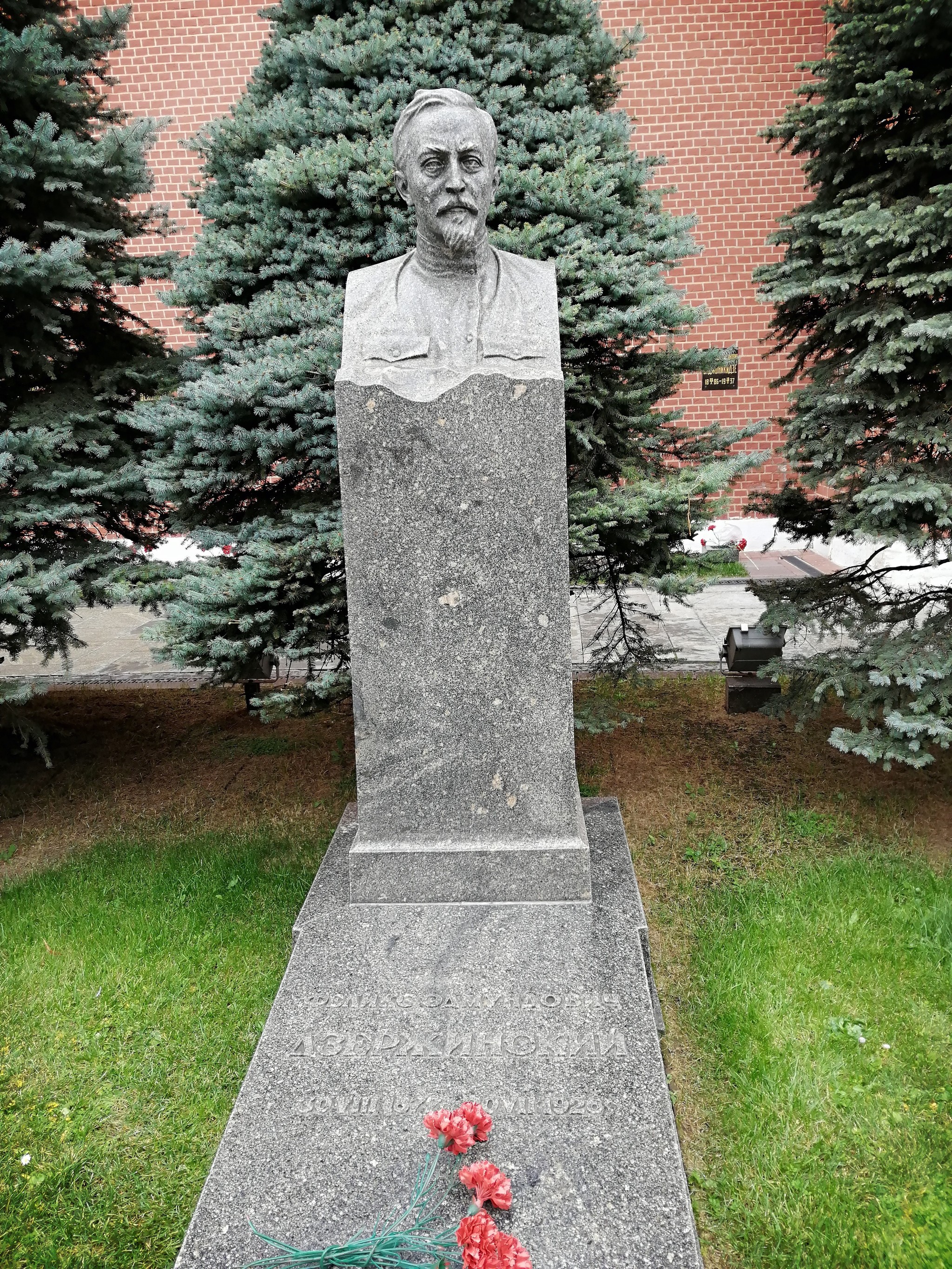 Graves of legendary figures. Necropolis near the Kremlin wall in Moscow. - My, Necropolis, Stalin, Yuri Gagarin, Prominent figures, To be remembered, Longpost