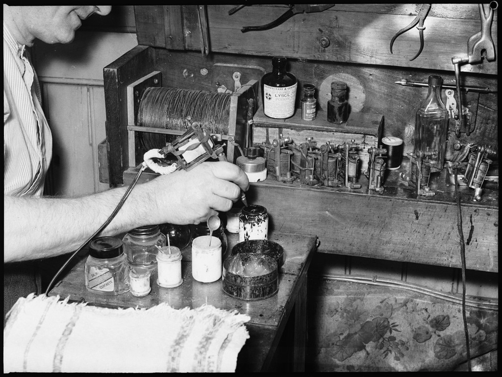 In a tattoo parlor, Australia, 1937 - Australia, Tattoo, Longpost