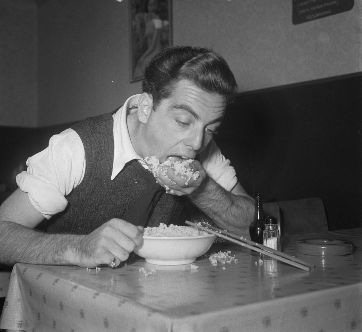 A Chinese restaurant customer is trying to learn how to eat rice with chopsticks. Netherlands, 1952. - Humor, Chinese chopsticks, Rice, Food, Longpost