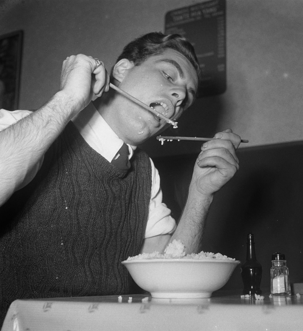 A Chinese restaurant customer is trying to learn how to eat rice with chopsticks. Netherlands, 1952. - Humor, Chinese chopsticks, Rice, Food, Longpost