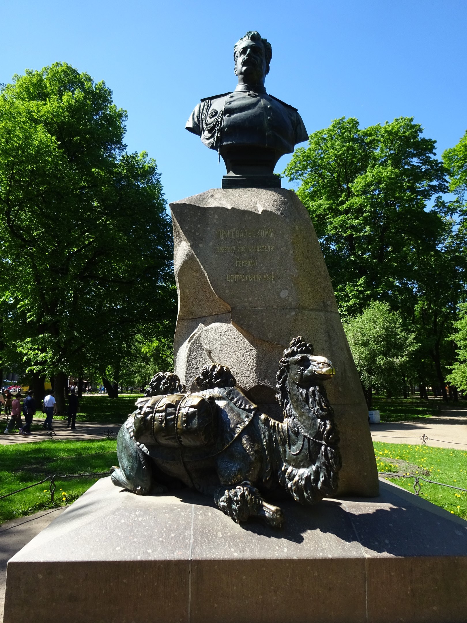 Памятник пржевальскому санкт. Памятник Пржевальскому в Санкт-Петербурге. Пржевальский памятник в Петербурге. Памятник Пржевальскому МГУ. Памятник Николаю Пржевальскому в Петербурге.