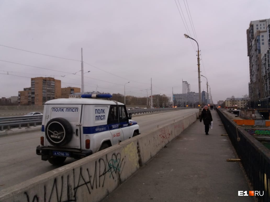 В Екатеринбурге неизвестные повесили пакет мусора на городском мосту. Со стороны казалось, что висит человек - Хулиганство, Длиннопост, Мусор, Мешки, Мост, Екатеринбург, Труп