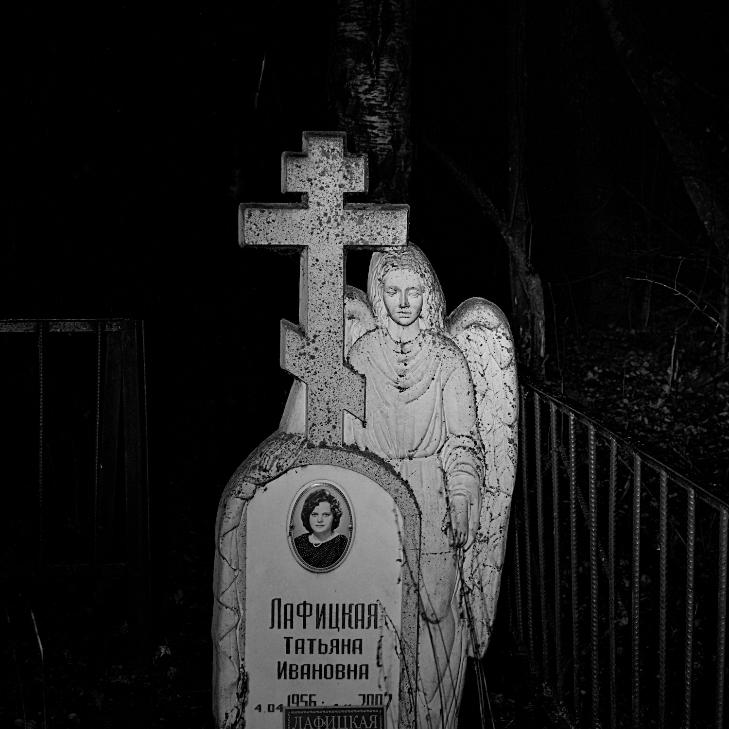 Looking for a ghost in an old cemetery - My, Night, Cemetery, Video, Longpost