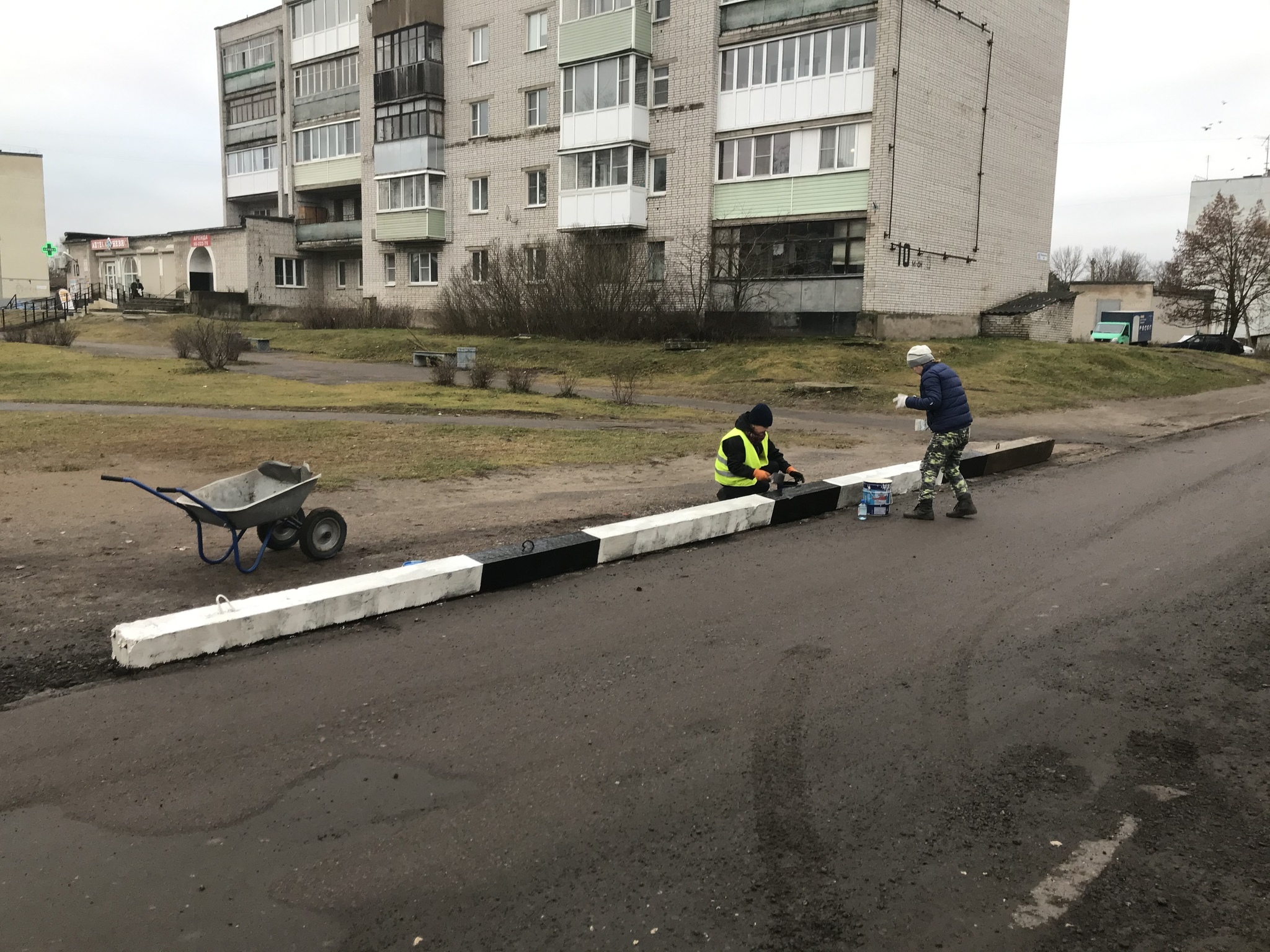 There are no curbs, but you hold on - Novaya Ladoga, Border, Power lines, Creative