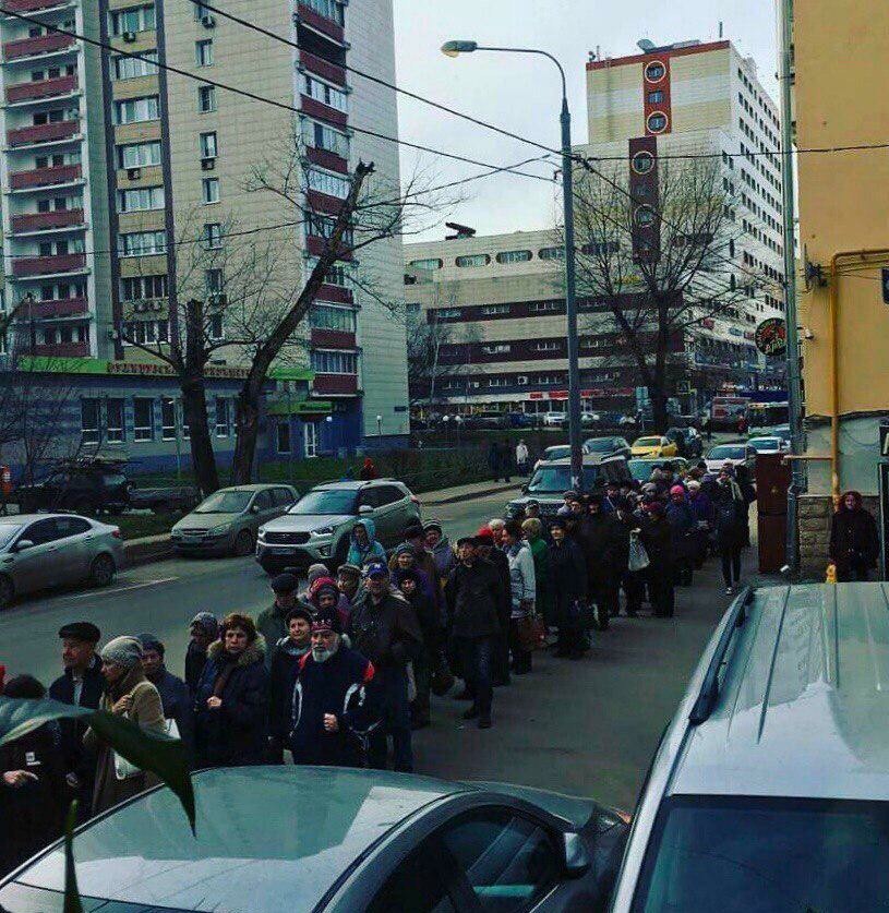 Queues in Moscow are like in the 90s. - dobrodomik, Retirees, Moscow, Queue, Longpost