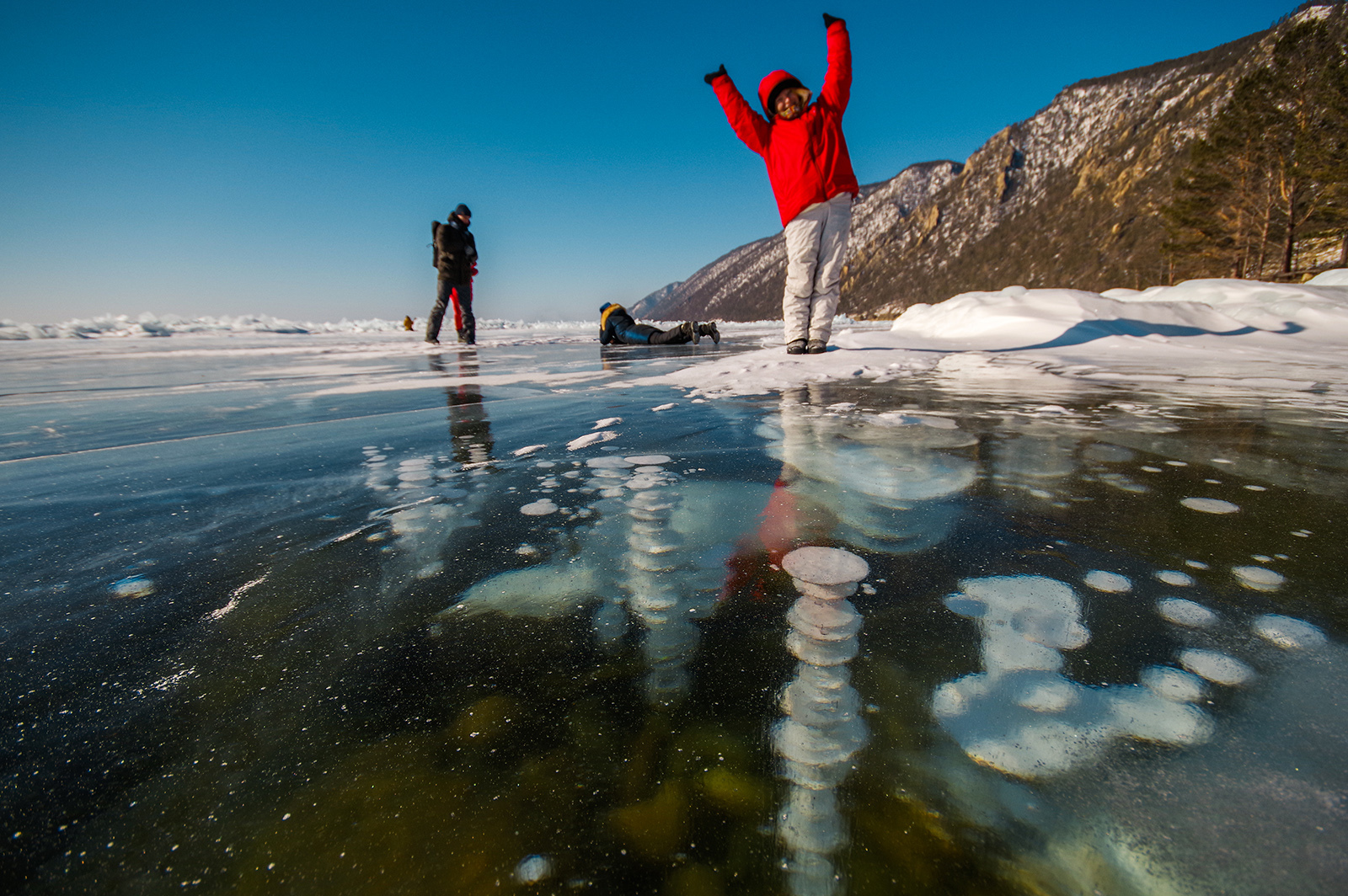 Пузырьки на байкале. Голоустное Байкал пузырьки. Пузыри на Байкале зимой. Большое Голоустное Байкал пузырьки во льду. Байкал в марте пузырьки.