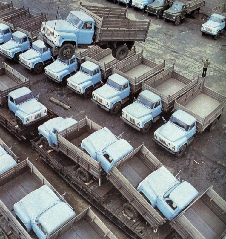 Shipment of finished products to consumers at the Frunzensky Automobile Assembly Plant; ~ 1972. - the USSR, Frunze, Transport, Technics, Longpost, 70th