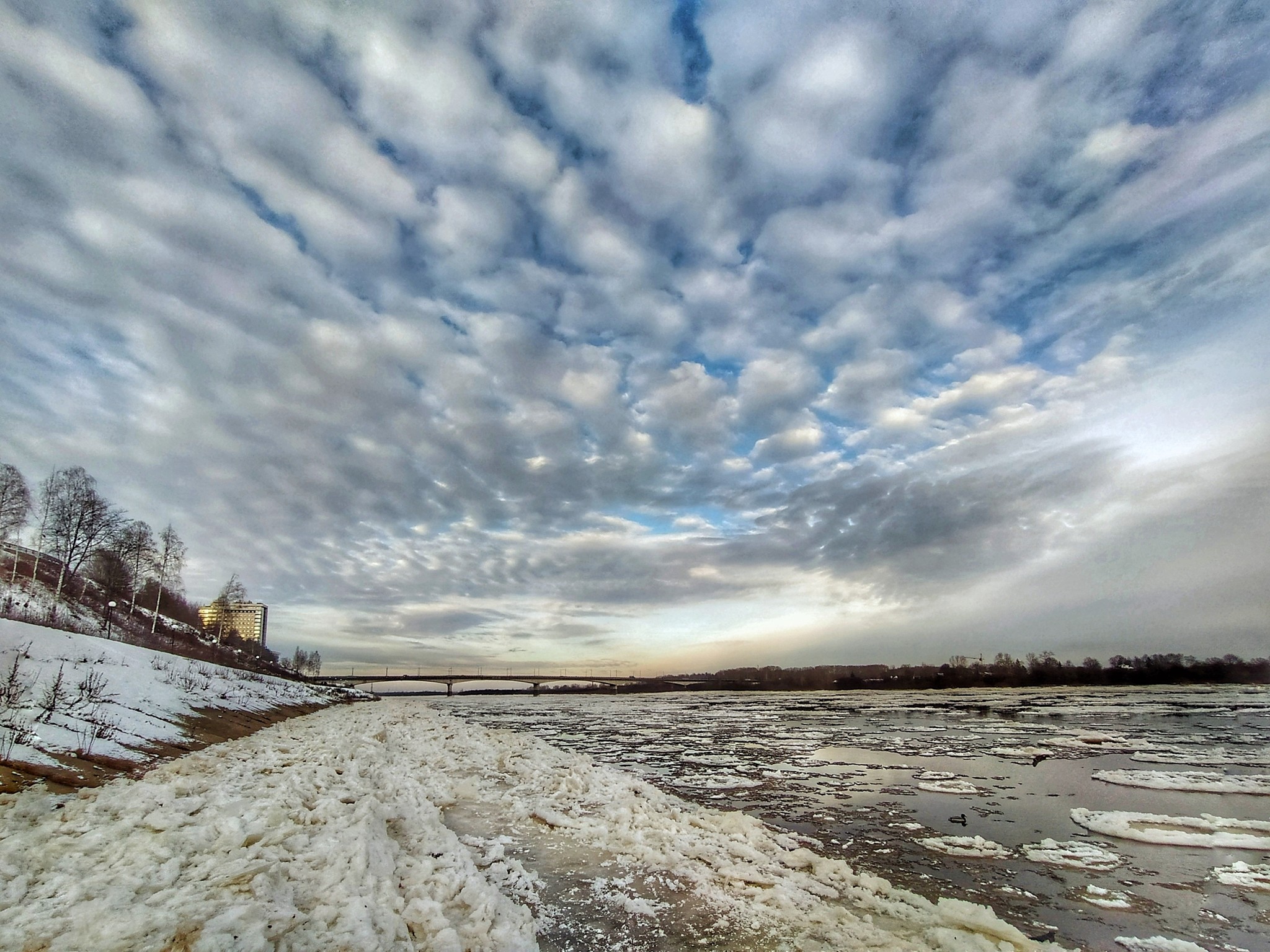 Kirov in autumn. - Kirov, Vyatka, Ice, Autumn, Provinces, River, Sky