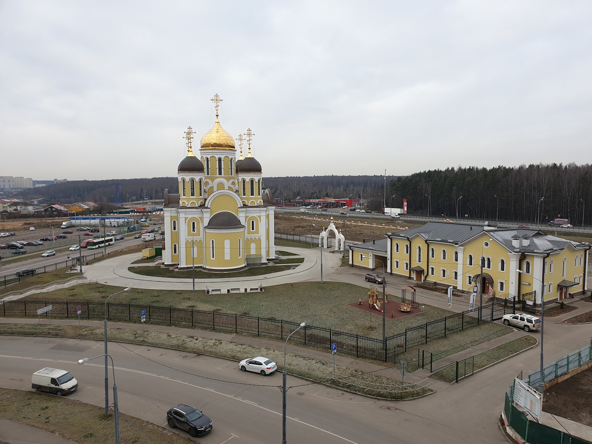 Храм солнцева. Храм преподобного Сергия Радонежского в Солнцево. Храм Александра Невского Солнцево парк. Храм Александр Невский Солнцево парк. Солнцево парк Москва храм.