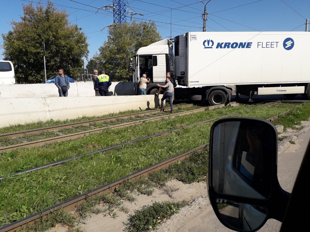 Passage of stupidity. - My, Tram rails, Bravery and stupidity, Road, Traffic rules, Longpost