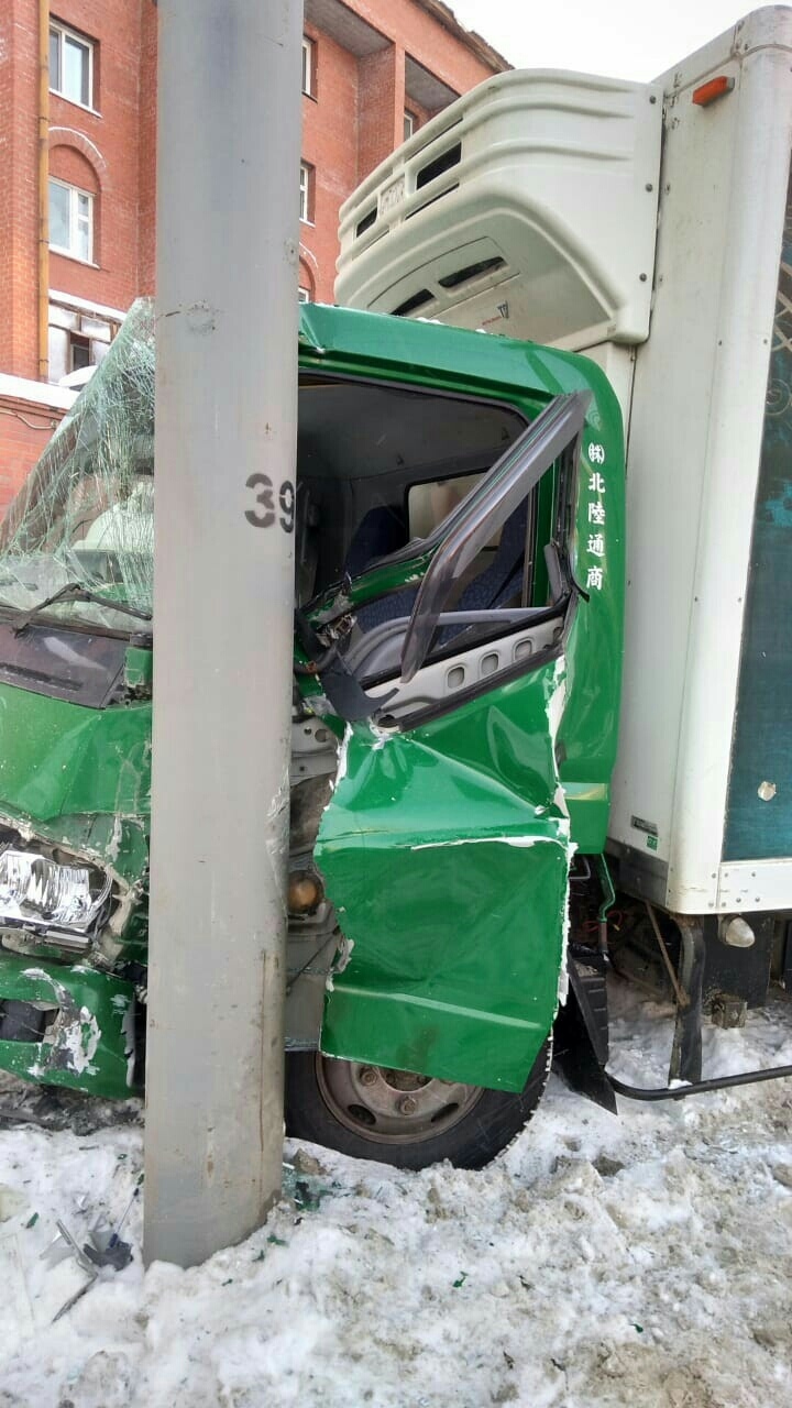 In Tomsk, a trolleybus crashed into a standing truck (watch from 35 sec.) - Crash, Video recorder, Mat, Video, Longpost, Road accident, Negative