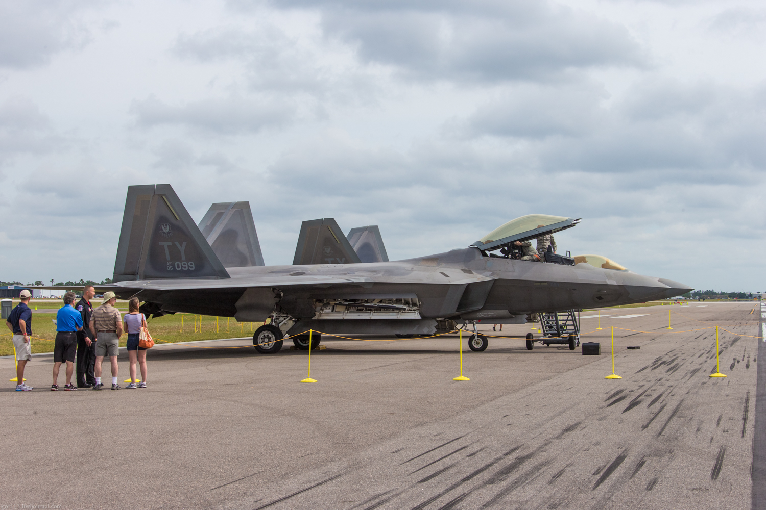 Lockheed Martin F-22 Raptor on the ground and in the air. - Airplane, Raptor, Longpost