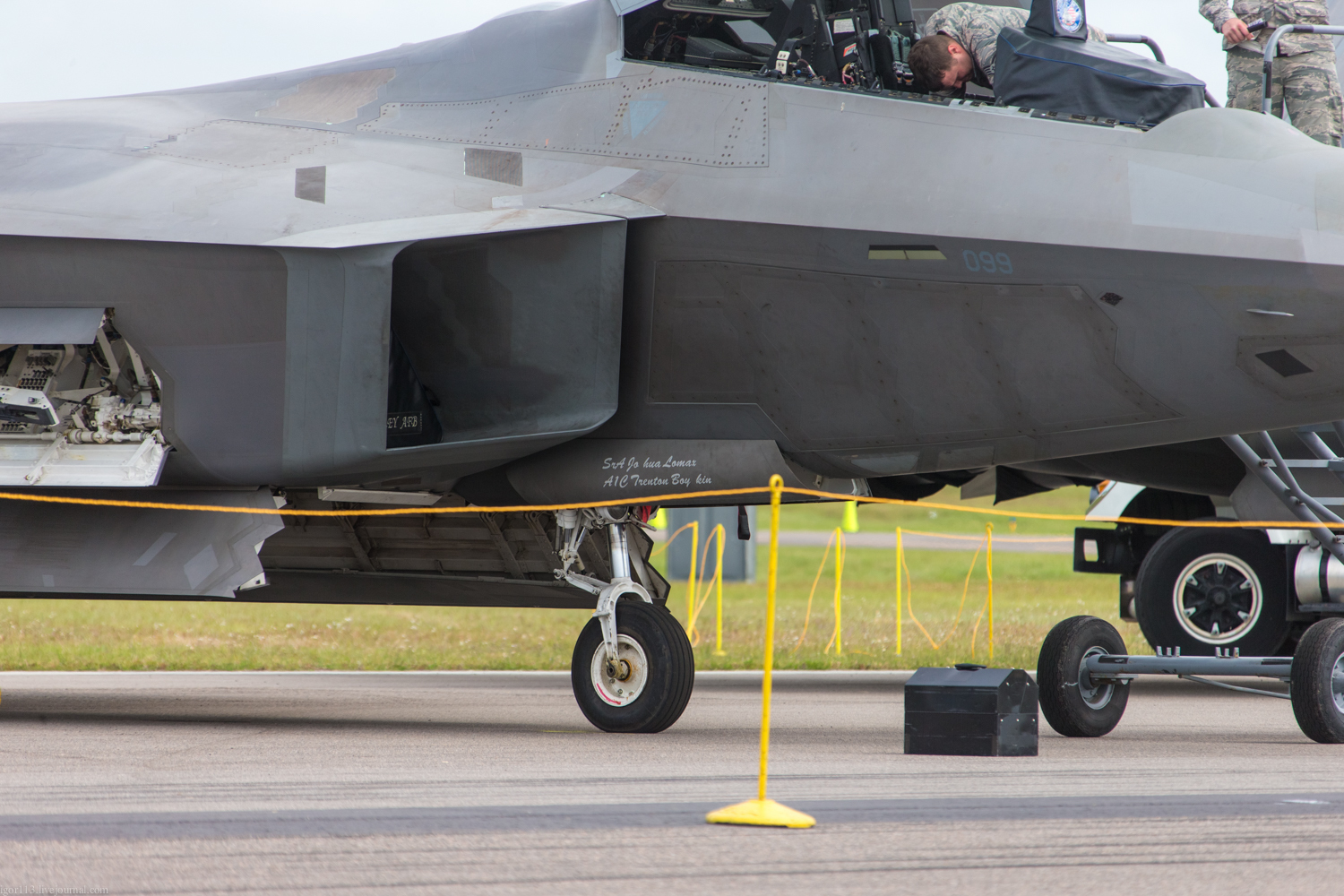 Lockheed Martin F-22 Raptor on the ground and in the air. - Airplane, Raptor, Longpost