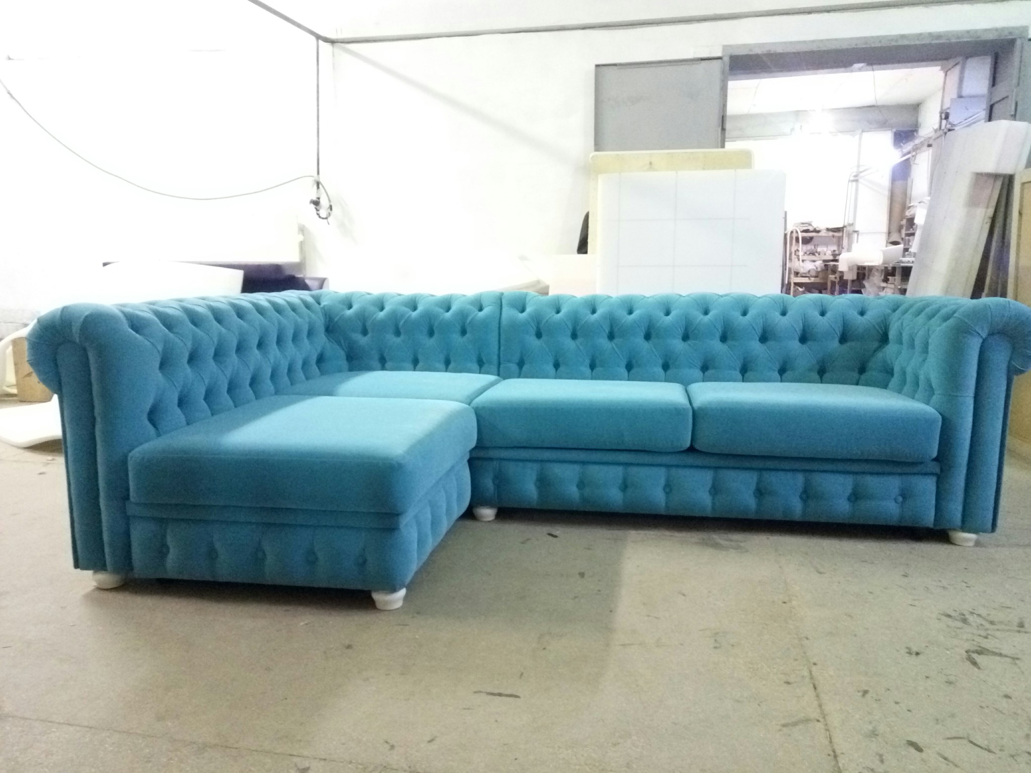бархатный диван с каретной стяжкой