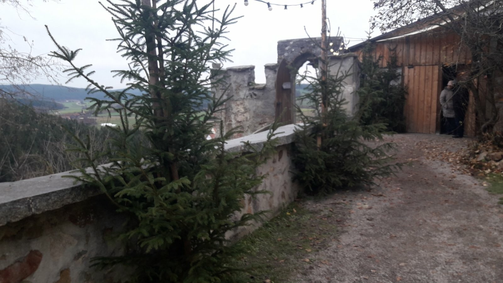 Christmas market on the mountain, near Gutenek Castle 12/01/2019 - Christmas, Fair, Market, Germany, Middle Ages, Longpost