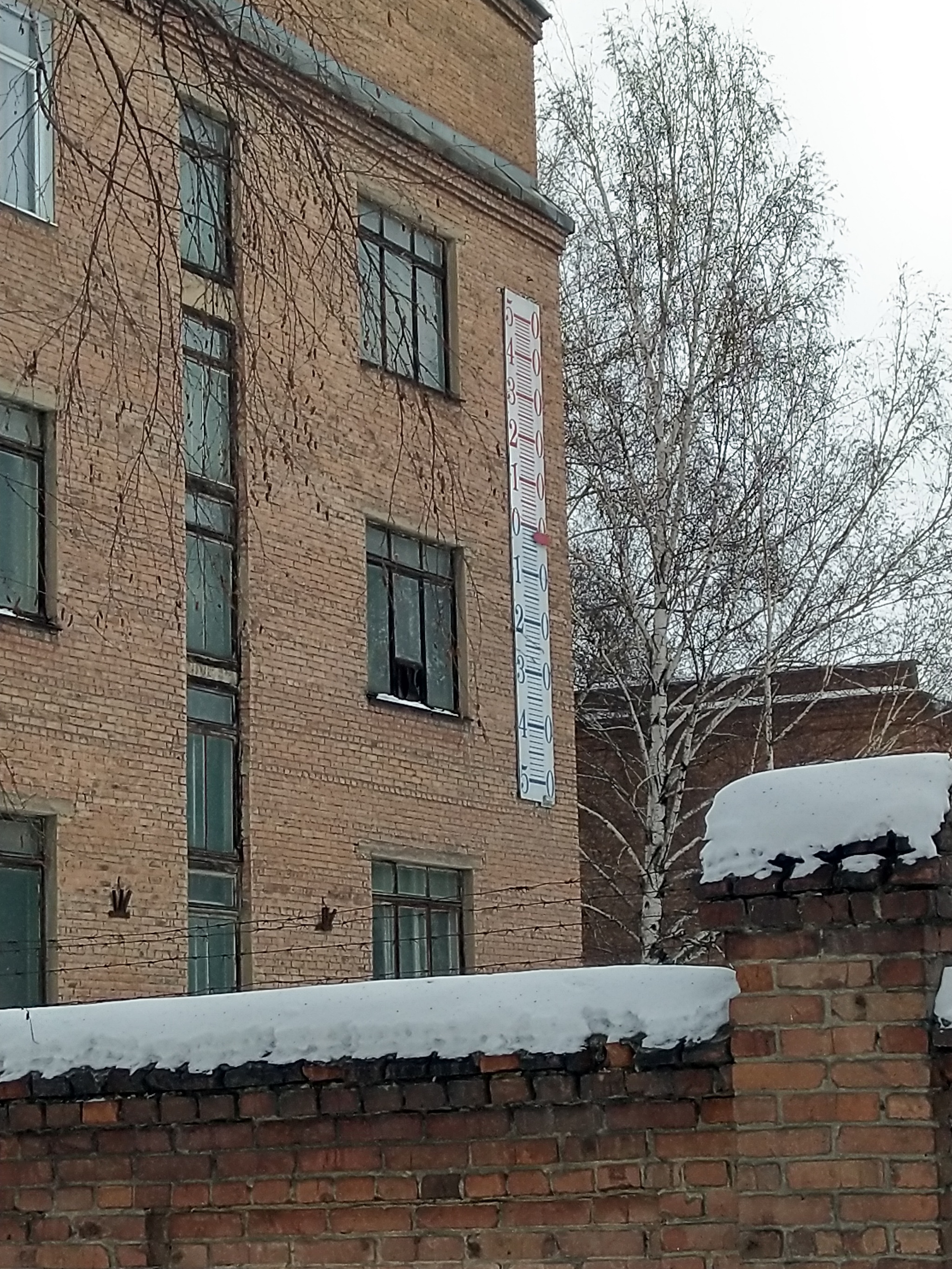 Nothing unusual, just a wall thermometer in the city of Ust-Kamenogorsk. By the way, it shows almost correctly - My, Kazakhstan, Ust-Kamenogorsk, All-Russian Research Institute, Longpost, Thermometer