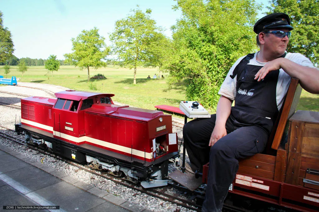 Garden train. Самая маленькая железная дорога. Самый маленький поезд в мире. Самые маленькие Электра воз. Дрезина с телами.