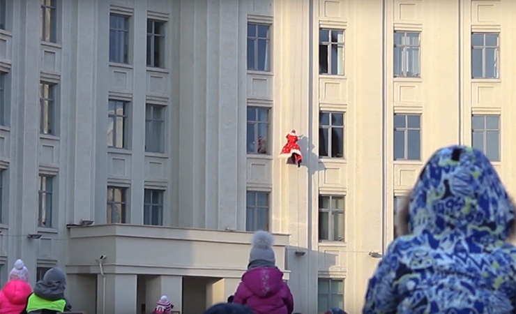 He didn’t come, although he promised. Children were promised a helicopter, but got Santa Claus' butt - Mogilev, Republic of Belarus, Disappointment, Father Frost, Longpost