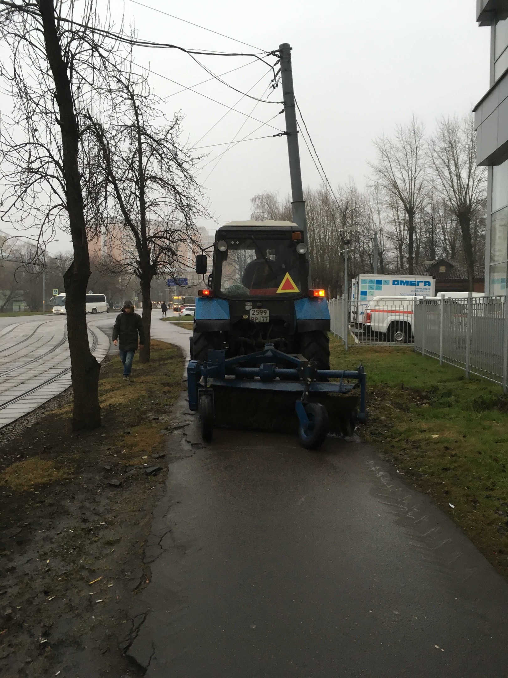 The tractor that could - My, Moscow, Cleaning, Sidewalk, Purity, Question, Longpost