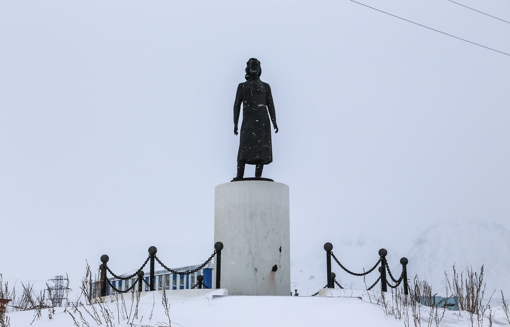 Памятник стулу в норильске